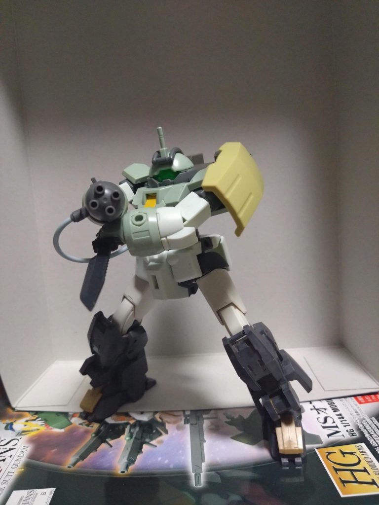 元のデミトレーナーの足、特に膝下からの細さが気になったことから改造を開始。当初はチュチュ専用機とデミトレーナー用拡張パーツセットは買えてなく脚部の改造だけでしたが途中で2つ入手できこの形になりました。中々良いゴツさに出来たと満足いく結果に。