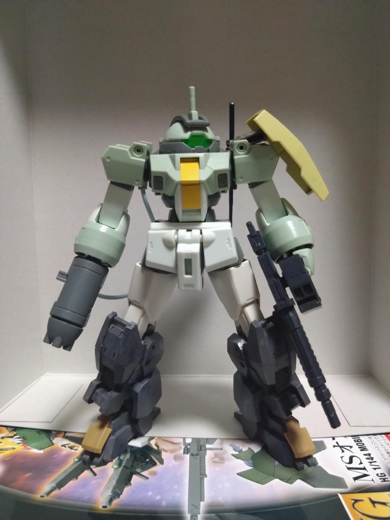 右腕の簡易的武器腕バージョン。これもデミトレーナー用拡張パーツセットの物を組み合わせケーブルとバックパック横のコネクターをチュチュ専用機から拝借。