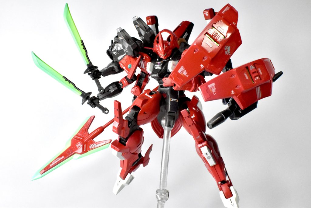 大型シールド×2を左肩にマウントできるようにして、右肩にノーネイムユニットをベースに腕をマウントする専用バインダーを装着しました。武装はイフリート改のヒートサーベルを塗装しています。シールド内部にはビームライフルを収納できます。