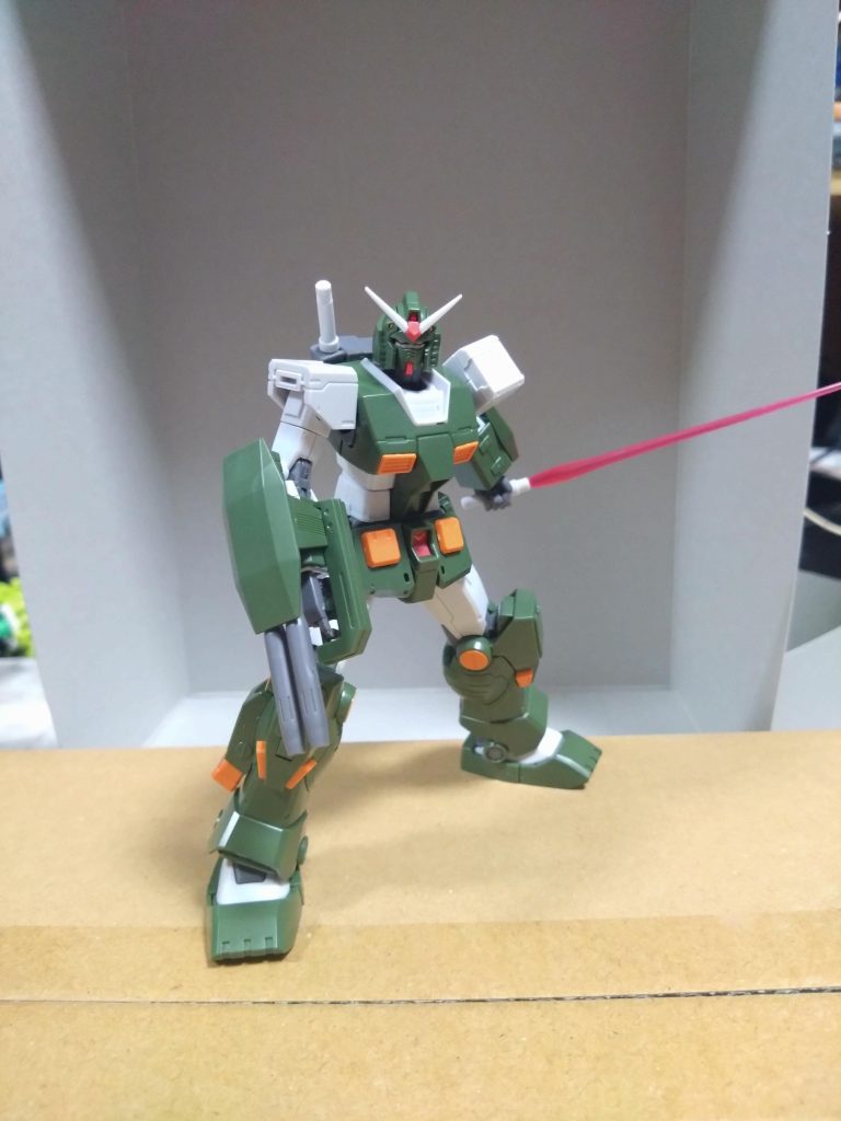 この状態…本来はサーベルは無いかもしれませんが、昔ゲーセンのザクマシンガンがコントローラーになってるやつで見た記憶がやけに印象に残ってました。設定だと足の追加装甲のスラスターがかなりの推力だとか、だとしたらこの状態だと中々の高機動になってるのでは?