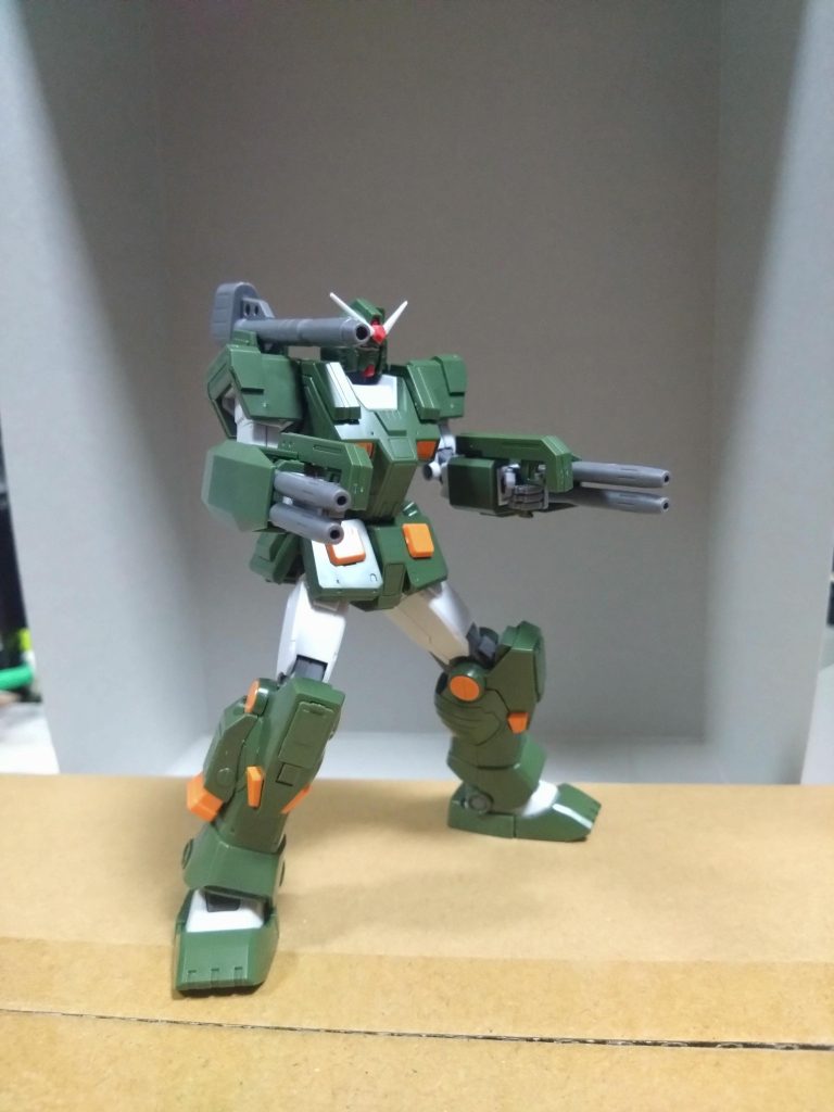 やってみたかった2連装ビームライフルの2丁持ち。この前に投稿したヘビーガンダムに使ったキットの余りも有効利用しないとね。