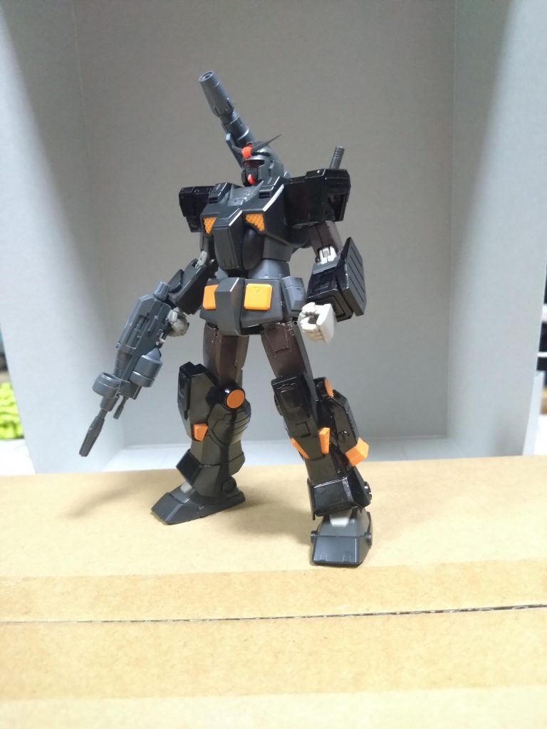 また、ヘビーガンダムは元々FAガンダムの流れをくんでいるのでその表現として左腕の小型シールドをFAガンダムから流用。肘のすぐ下辺りで干渉するので、ギリギリ干渉しないところまでで腕の追加装甲をカット。小型シールドはそのままで付きました。