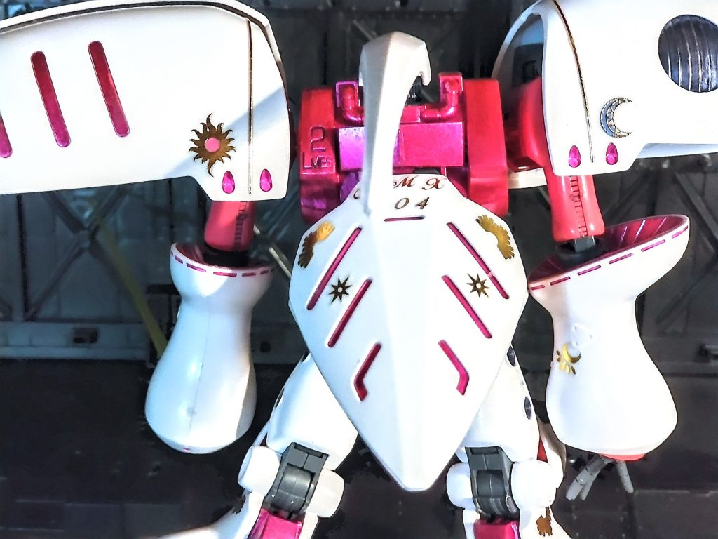 メタリックガンダムマーカーが光沢クリアコートと合わさってピカピカ