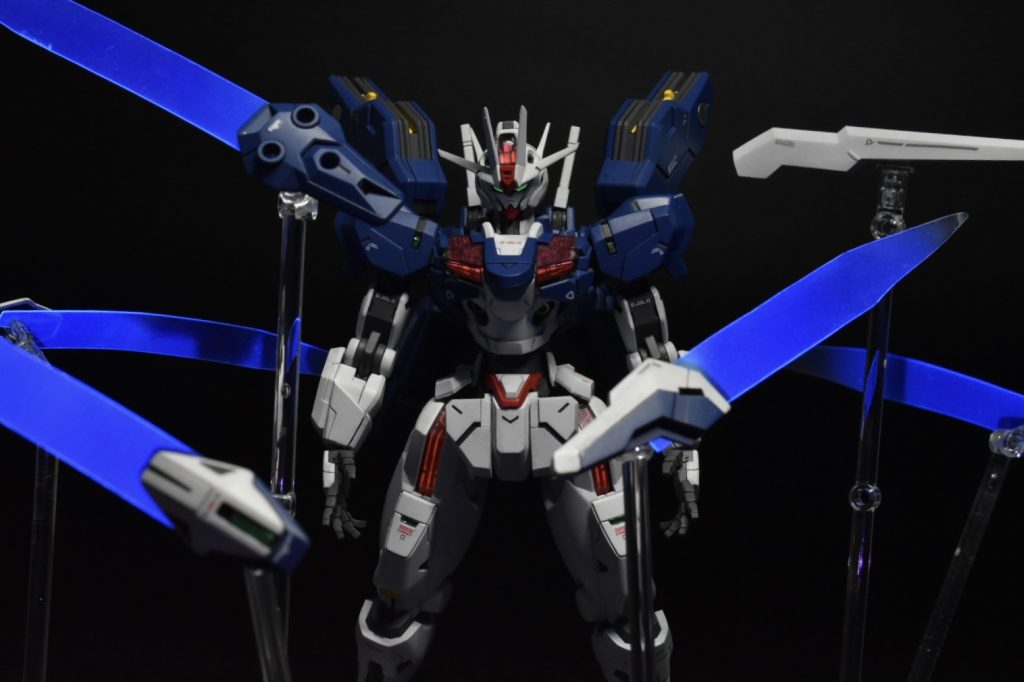 エスカッシャンに囲まれるHG 1/144 ガンダムエアリアル改修型です!ガンビットのエフェクトは透明なプラ板で自作しています。とくに難しいことはせず、そのまま蛍光ブルーでグラデーション塗装をしました。