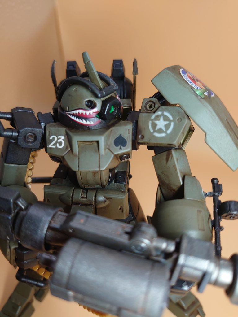 カラーリングとマーキング色合いはなんとなく「パットン」をイメージしました。マーキングはデミトレ君の可愛らしいイメージを払拭すべく荒々しい「シャークマウス(シャークティース)」を採用。ノーズアート風のピンナップガールも相まって、戦車なのか航空機なのかよく分からんことに笑スペードのマーキングは死の象徴。トランプをデスカードとして死体に残したり、ヘルメットバンドに挟んだりしていたそうですね。映画でも度々見かけます。