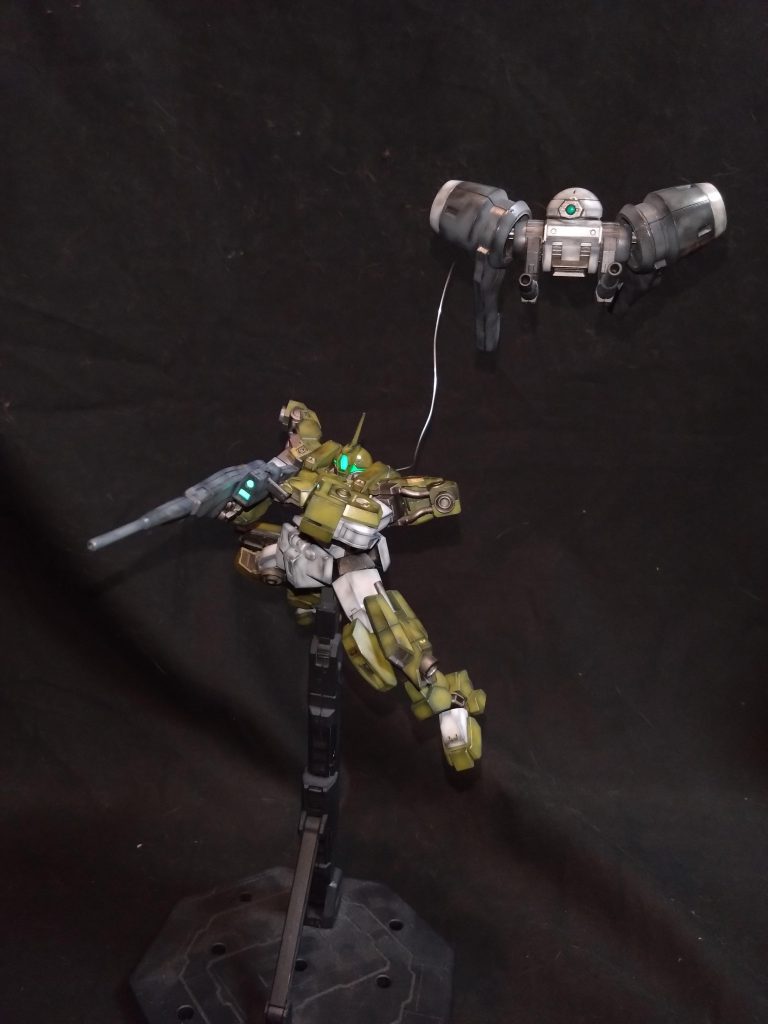 バックパックの分離リード線をステンレス制に変えたらスタンド無しでもディスプレイ出来ました（笑）