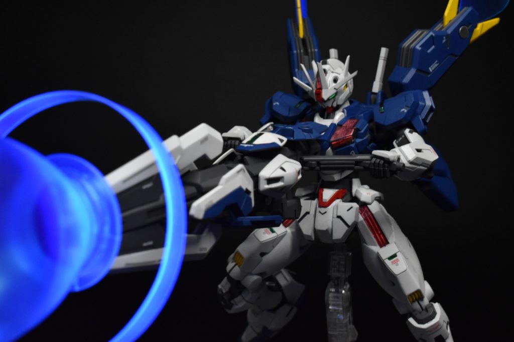 ガンビットライフルを構えてビームを射出するエフェクトも透明のプラ板と、私ごとですが毎日飲むヨーグルトのペットボトルの口部分をカットして使用しています!いい感じの雰囲気になりました!