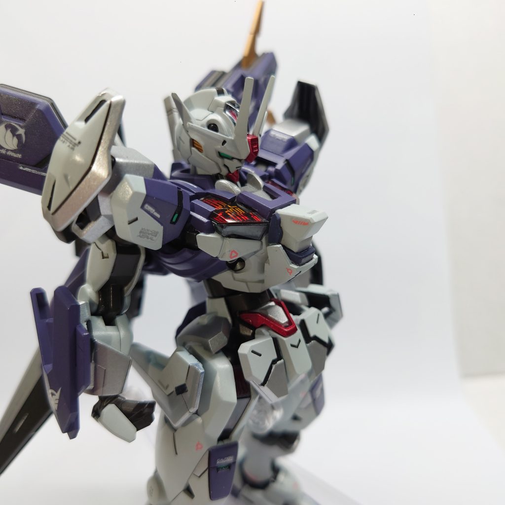 大きな改修部分は胸部パーツです。個人的に元の丸いデザインがあまり好みでは無いため角張った感じのパーツに変えています。