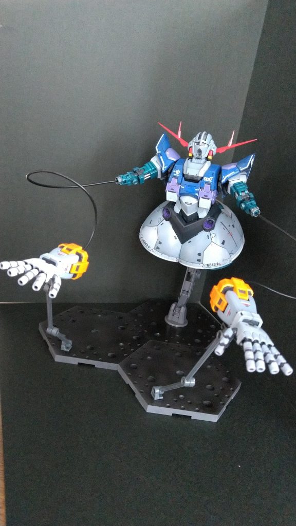 有線サイコミュをディスプレイするスタンドが付属しておりますので、表情をつけやすいですね、