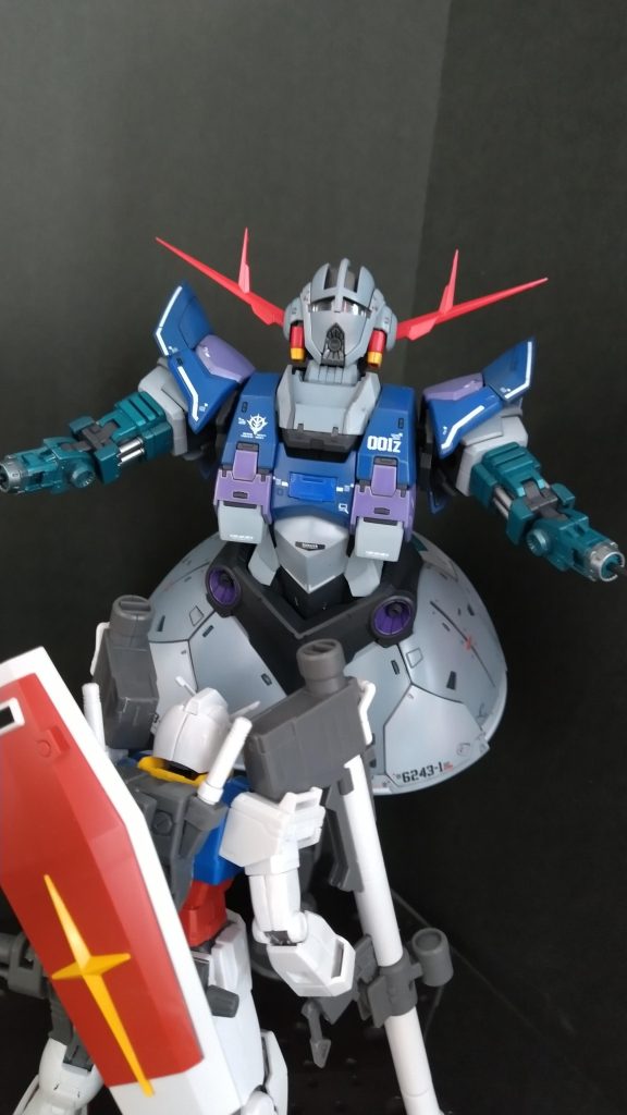 ガンダムを引っ張り出してきて一緒に飾りました。