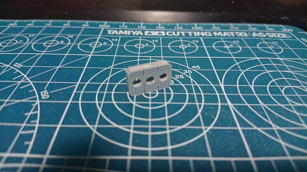 今回は翼をつけるためにこのようなパーツを作成しました。この後にランナーを削った丸棒を左右に差し込みまして。
