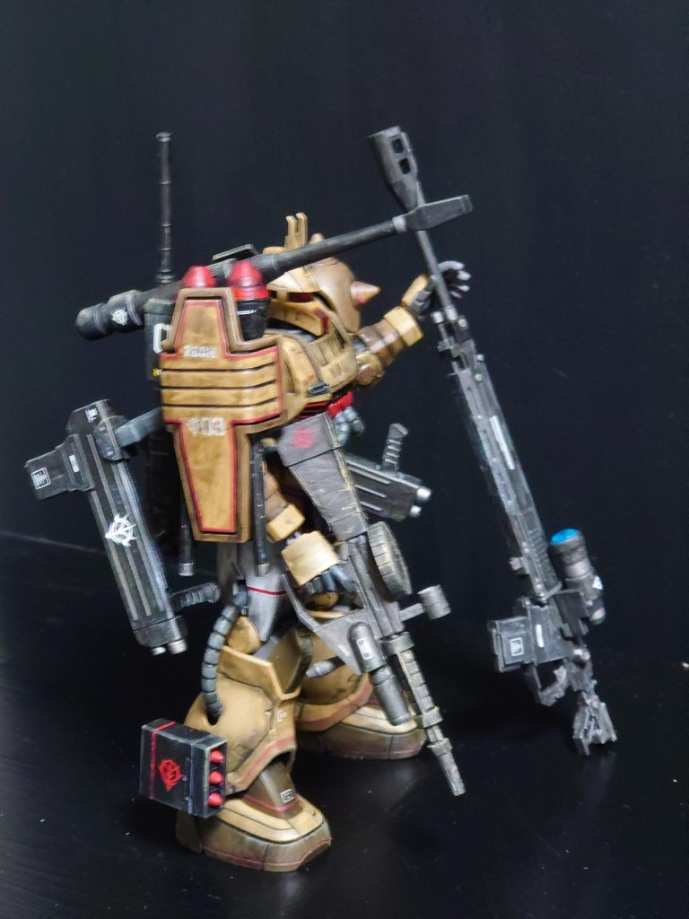 グレポン付いたザクマシンガン持ってなくてなんとなく作ったヤツ。ミサイルポッドはガンプラ入門キットみたいののザクから拝借。ベルト上手くハマらなかったので、穴あけ+プラ棒で強引に。背中のマゼラ・トップ砲はEXマゼラアタックのモノ。挟み込みのパーツで強引につけました。シュツルムファウストはドムトロのあまりをなんとなくさした。盾に爆薬…。