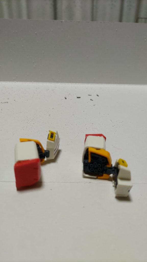 太腿に胸部ガトリングとバルカン移植してミサイルつけてみました。脚部ミサイルポッドの下につけてるやつです。