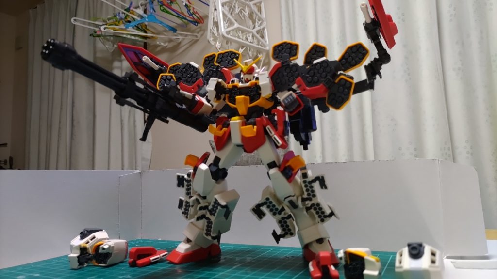 もうすぐ塗装かなという所で一枚。靴部がボリューム不足と感じたのですが大型化は大変そうなので色々貼っ付けて誤魔化してます😅