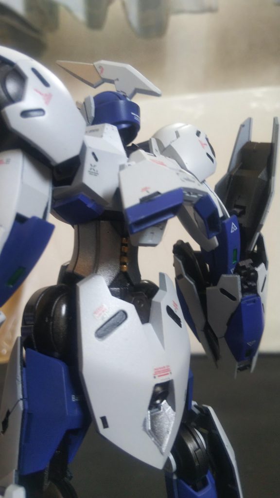 見えづらいですが、チリカビーズで背骨状のモールドを追加してます。