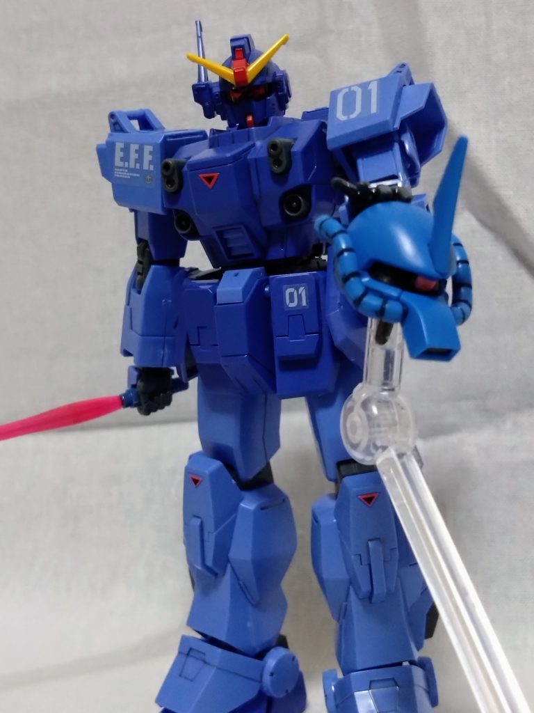 メイン画像の元の画像。グフの頭をディスプレイスタンドを使って平手に寄せています。