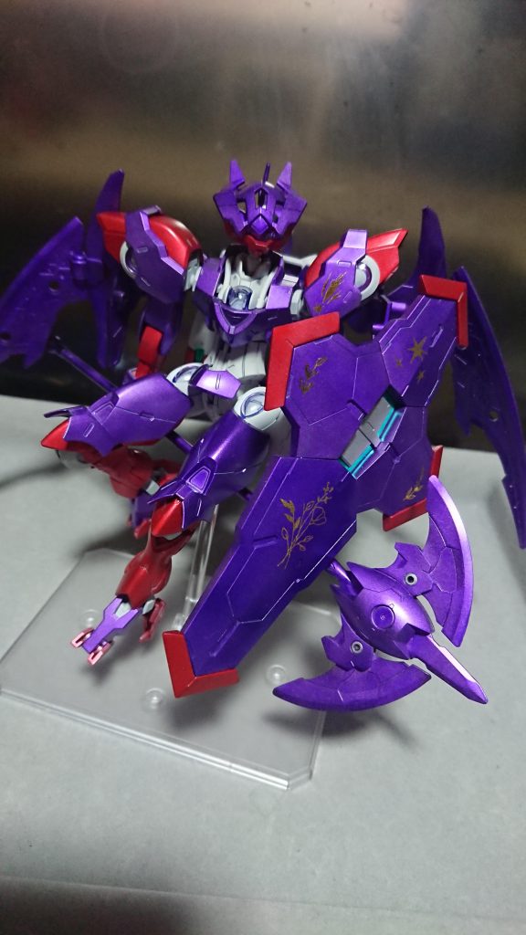 コンセプトは「小悪魔的」であり、一定の特別嗜好の男性をメインターゲットとして武器や翼を追加して、思わず攻撃を受けたくなる機体に仕上げました。シールド含み、部分的に装飾を追加して、より小悪魔的なイメージをアップさせ、女性からみても美しいと思われるデザインにしております。