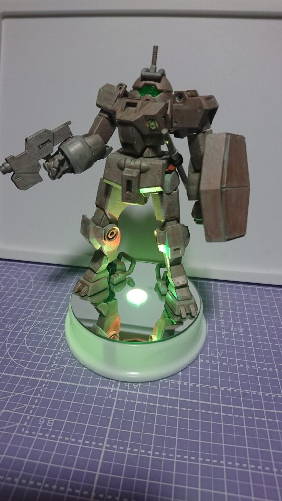 リアルな意味での一代目のデミトレ像。最初はこれで行こうかと思ったけど、色合いがちょっと気に入らなかったのでこの上に色を追加して二代目となりました。まあ結果、それもまた少し違っちゃいましたがwしかし、本当に本編がますますガンダムらしくなってきて恐怖と期待が半々です。残り数話で本当にまとめられるのか。スレッタ達の勇気が世界を救うと信じて❗  追加エピソード 先日の学園内での戦闘により、多大な被害と共にこの像もいくらかの損害を受けたため、修繕ではなく廃棄が決定した。しかし、稼働可能なMSが1台でも必要な事態であったために即席の修理を施されて、破壊された学園の復旧、救助活動に大きく貢献した。そして全てが終わった後、残された生徒達を見守りながら解体廃棄され、座右の銘と共にその役目を終えたと言われる。後に、この像の建立場所には今回の被害者のための慰霊碑が建てられることが改めて決定した。今後再び同じ悲劇が繰り返されぬようにと願いを込めて。