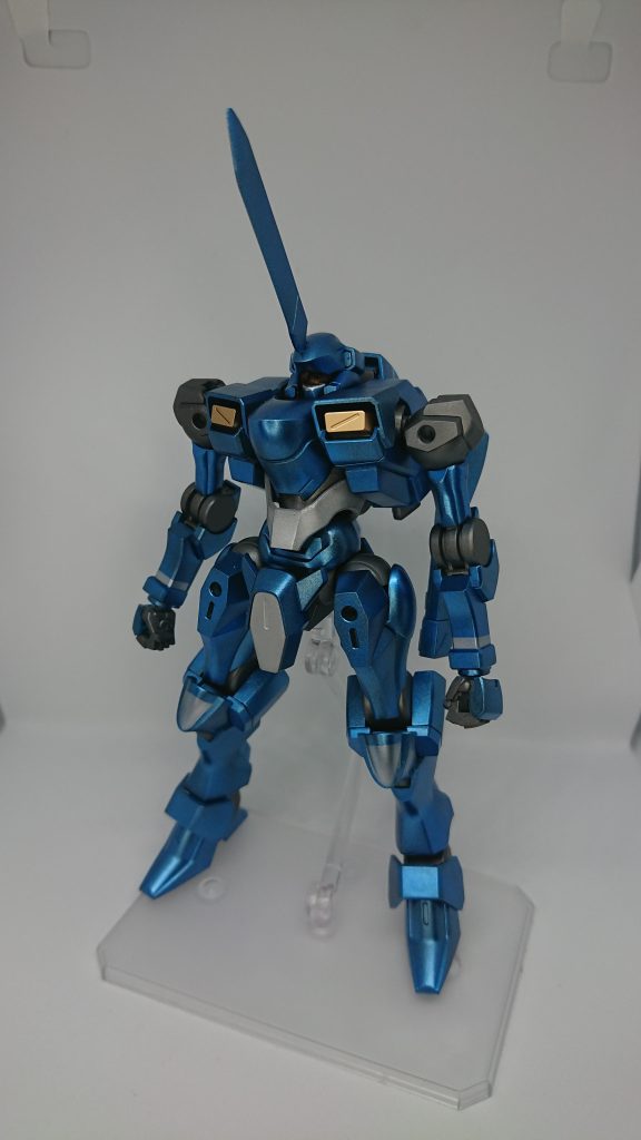 まあ設定はともかく、この機体を見てピンときた方、恐らく間違っていませんwソレっぽくしてみましたwバーコードでロボットバトル、後のGBNであり、色んな意味で時代を先取りしてたマンガでした。ヒロイン的な意味でも。今回は頭のアンテナを取っ替えてだけ、全体をGXメタリックブルーとガンメタリックで塗装しただけのものです。一部ゴールドとシルバー有り。なんとなく、今回は元ネタに合わせてデカールは貼ってません。おもちゃっぽくていいんですw