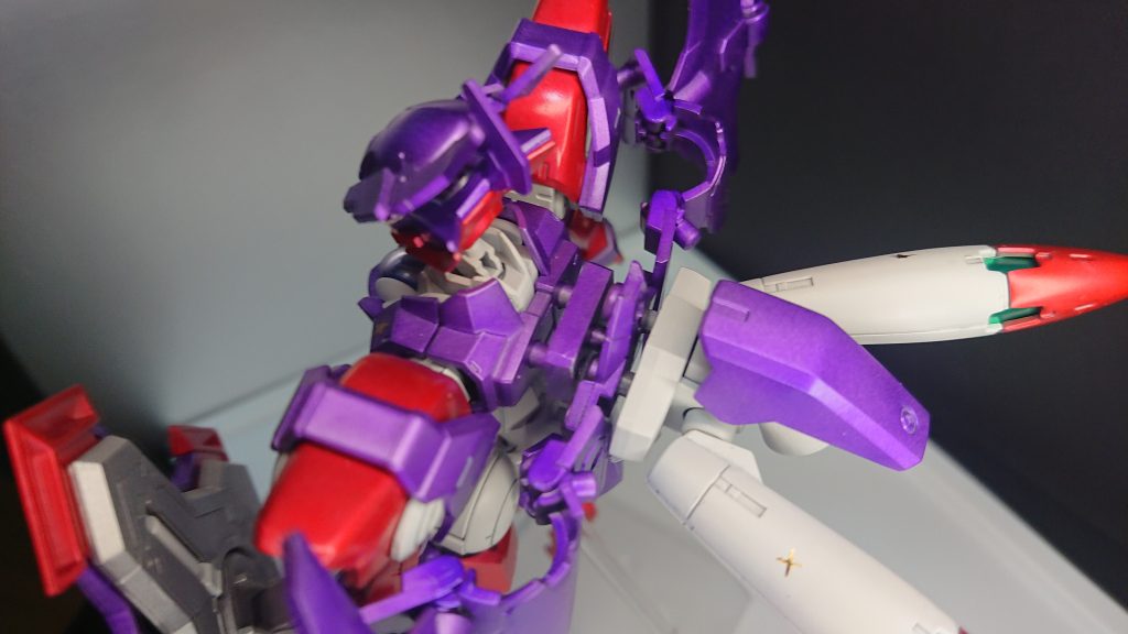 胴体と通常のバックパックに挟み込むように背中に接続するようにしてみました。３０Mシリーズと同規格なのは本当に助かります。ちなみにこの翼の中心部（背中にはめる部分）は通常と上下逆さまにつけてますｗそうしたほうが翼の可動域が大きくなったのでｗということで、ミキシングベギルペンデでした。まあただのパーツ追加しただけのミキシングですが。元々がスタイリッシュだからこういう翼が良く似合いました。しかし、本当にグラスレー社の評判が悪くなってきたのか同社シリーズキットが余ってるのが不憫で…いいガンプラだよ？皆作ってみようよ？以降、ただの余談ですので、お暇な方だけどうぞ。