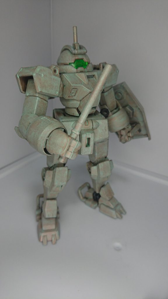 今回は鋳造表現を使ってデミトレーナーを銅像ぽくしてみました。ただ、ちょっと色合い間違えたかも。まあこういうものだと思ってください。○○風、というのはやはり難しいですねぇ。鋳造表現の上にゴールドを全体に吹いて、その上にペールグリーンを筆で雑に塗り、その上にカッパーをドライブラシ…のようなやり方で全体に塗りつけて、つや消しで仕上げてます。