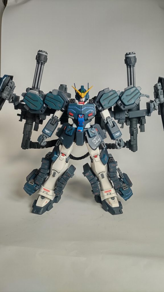 バックパックにバックパック突っ込みました。さらに肩ごと腕を移植し可動アームにして戦闘時に可変するようにしました。今回一番やってみたかった事なので上手く行って良かったです。