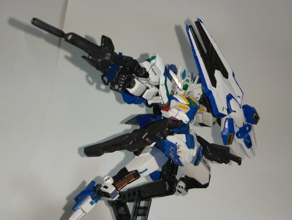 武装1 GNビームマグナム本機はしれっとフルサイコフレーム構造なのでビームマグナムを撃てます。このビームマグナムはサイズ感をコアに合わせるためフルスクラッチです。武装2 GNエスカッシャンGフレームエアリアルのエスカッシャンを装備。後述のビットオンフォームもあります。