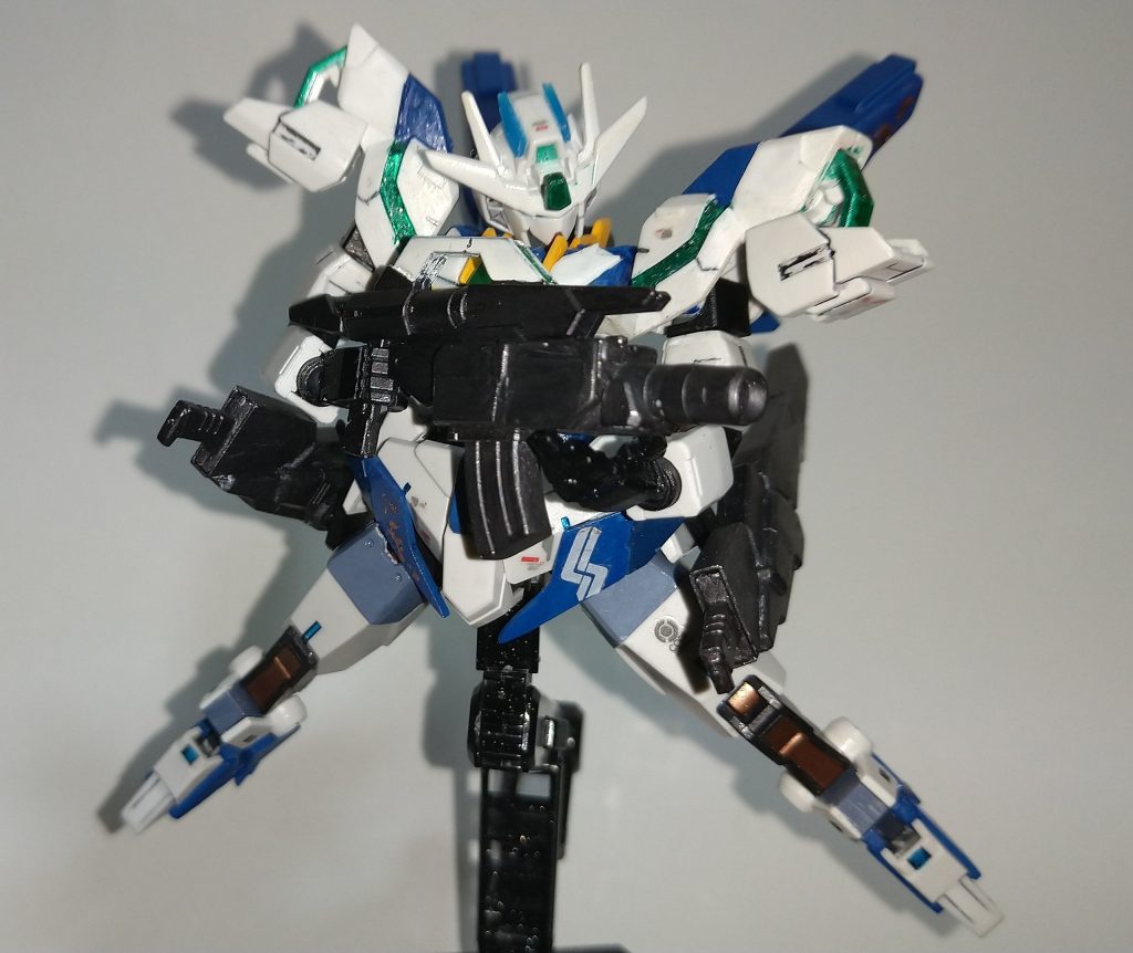 武装3 GNコアスプレーガン(グレネードランチャー装備)運用性を向上させるため、下部にFAユニコーンのグレネードランチャーを加工したものを装備しています。グレネードランチャーは取り外し可能。