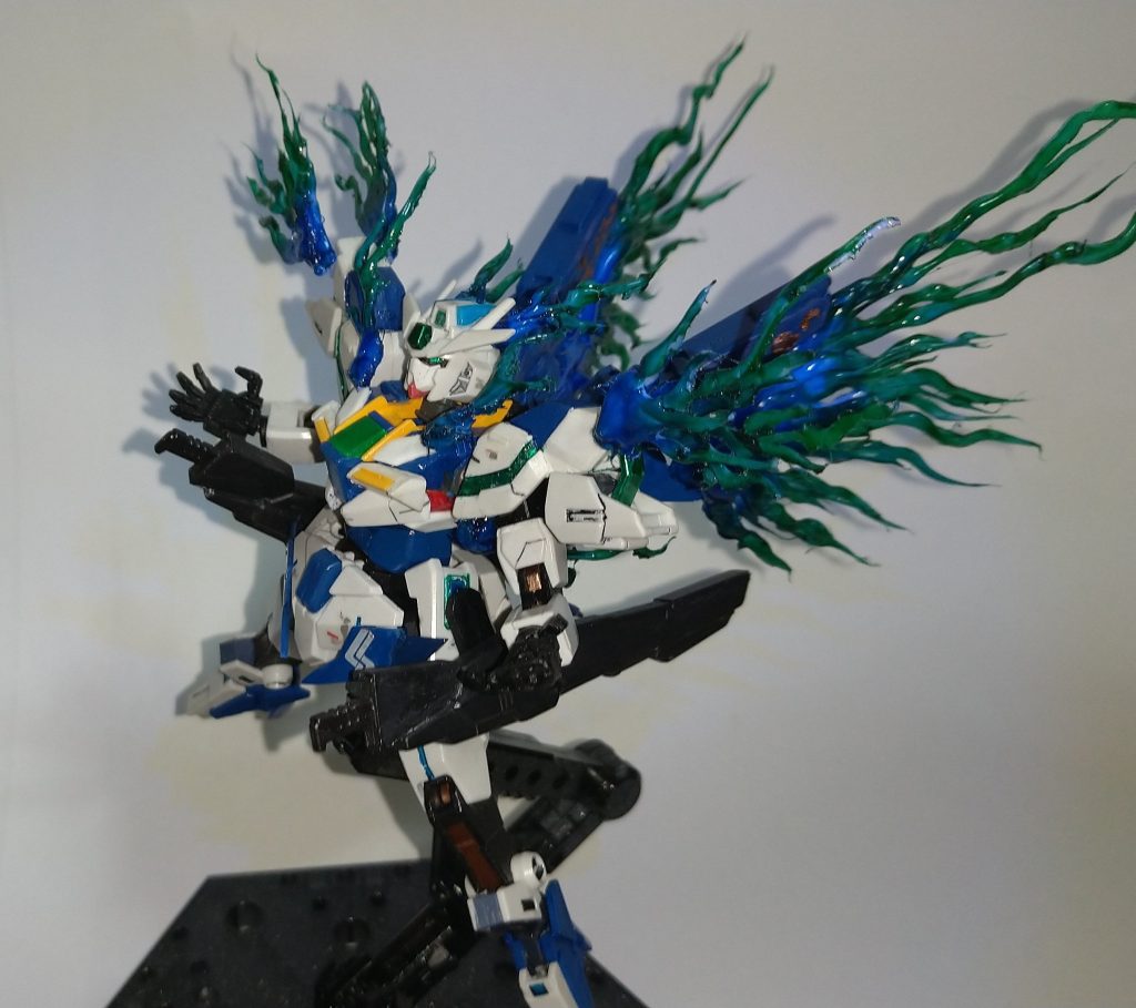 本機はファントムライトを発動できます。エフェクトはグルーガンで製作しました。GNドライヴもあるのでファントムライトとトランザムの同時発動なんかもできちゃいます。