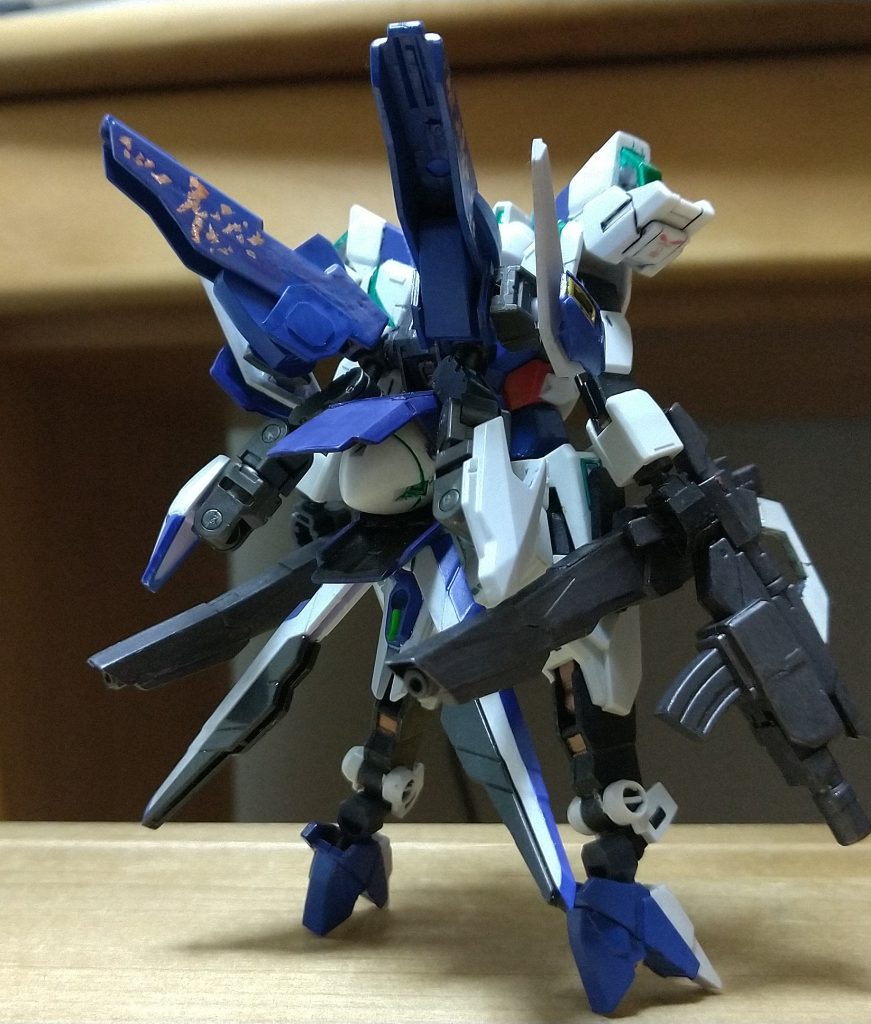 エスカッシャンを分離してビットオンフォーム。GUNDフォーマットではなく宇宙世紀のファンネルなどと制御系統は同じです(あんな危険なシステムは使いたくないぜ!)。