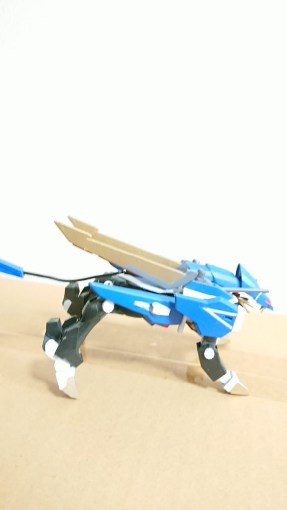 真横からだとこんな感じです。尻尾はリード線で延長しました。