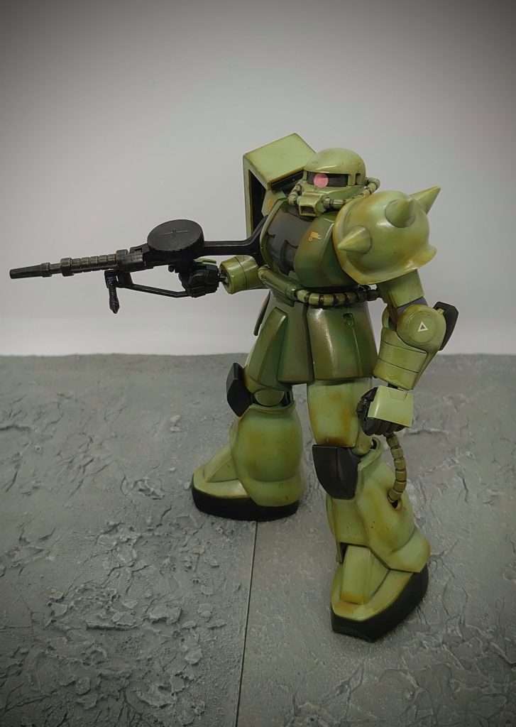 REVIVE版より、こちらのプロポーションが好きな方も多いみたいですね!どっしり感があって嫌いじゃないですが、腰の稼働が無いはポージングに制限がでますね