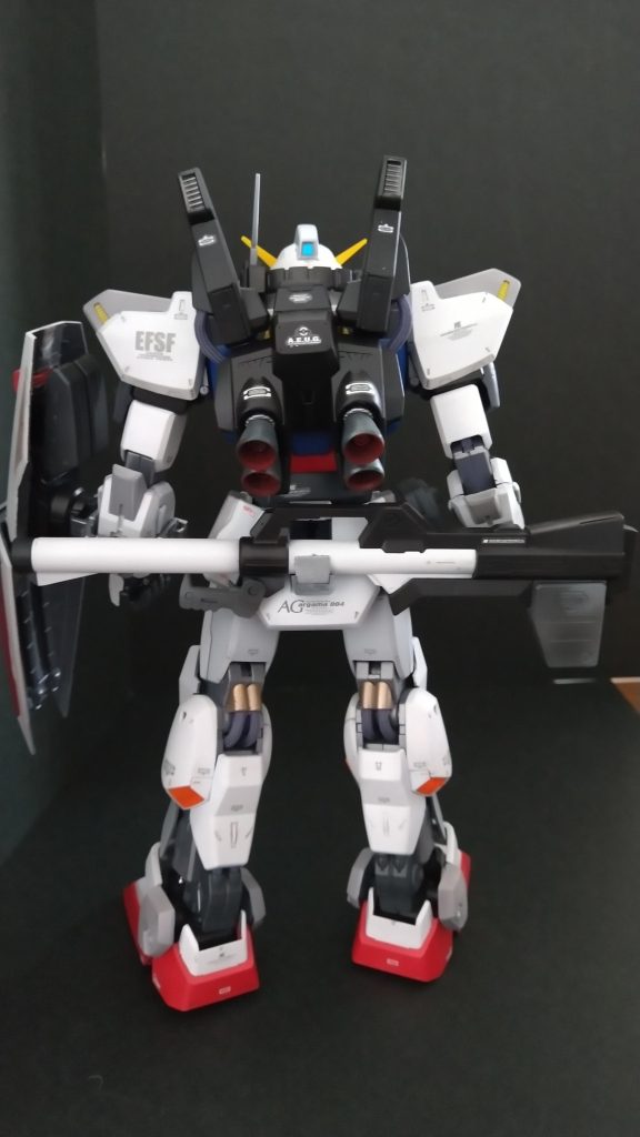 ところどころ金とか銀で塗装すると、メカらしくなります。