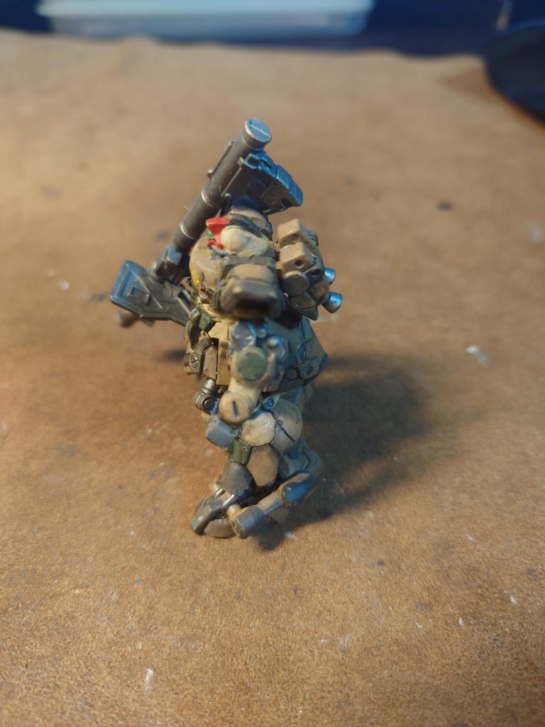 左側真横からだとモノアイちょっと出過ぎ？？ですよね？