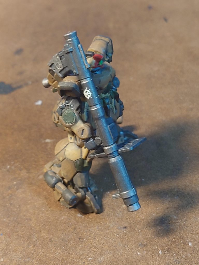 右から足元、後から少し塗膜擦ってウェザリング。バズーカはもう少し光沢抑えればよかったかと…。