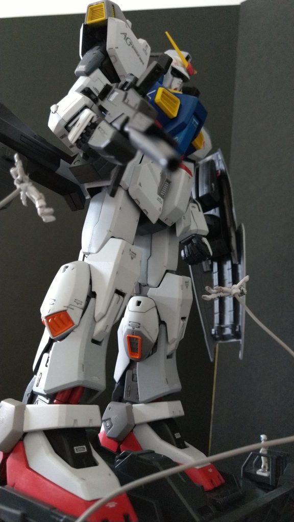 下から撮るとMSの大きさを強調できます。