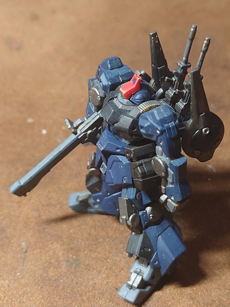 塗ってから少し触る。頭部赤いパーツあたりのエッジで判るように、少しはげて具合よく表現できる。汚し好きの当社比ですが…。