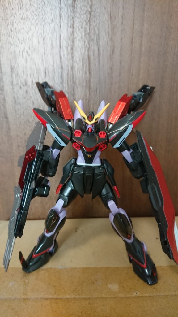 右手にはゴールドフレームアマツのトリケロス改、左手にはトリケロスを上下反対左右反転して装備しました。また顔は悪役を意識してデスティニーのようなペイントを施してあります