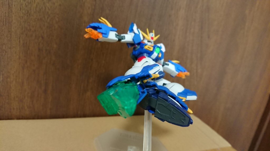 蹴りといえば仮面ライダー、仮面ライダーといえばライダーキック。そういうわけで飛び蹴りです。