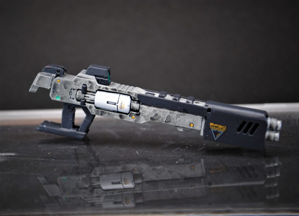 武器はキュリオスの武器を前後延長ダブルバレットは変更せずハンドガード的なもの追加ストックはキュリオスの腕に元々あった穴に入り固定できるようにしました塗装は迷彩っぽくなっていますが偶然の産物です(同じものは作れません💦)長々とすみません最後まで見てくれてありがとうございます😊