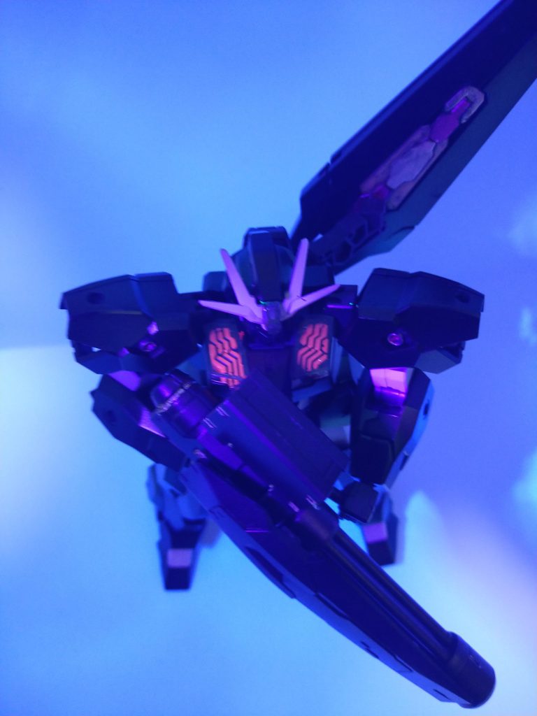 シェルユニットは今回スプーキールミノカラーと言うのを使って発光と非発光状態を再現してみました。シェルユニットの間はスミ入れ用のガンダムマーカーで塗っています。