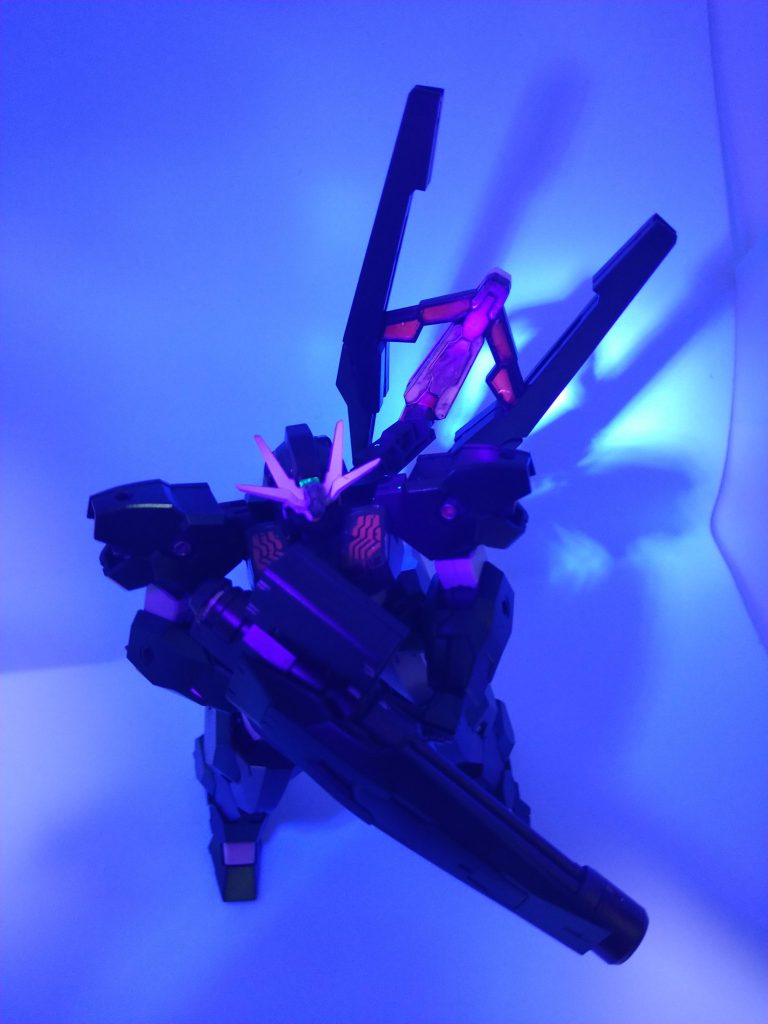 フェイズドアレイキャノンはも同じ塗料を使っているので発光と非発光状態を再現できます。