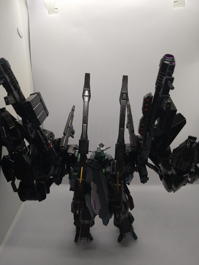 フォルドの夜明けは条約無視なので実弾多めで後ろがごちゃごちゃしているのが結構気に入ってますスラスターも脚部の所にコトブキ屋ので増設しています。