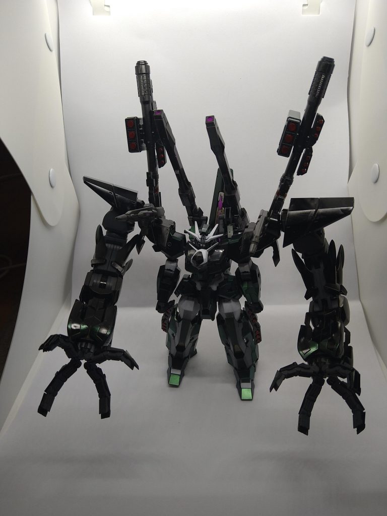 ソフィーの生意気な感じが結構好きでした死んでほしくなくて武装もりもりにしました。武装はRGフルアーマーユニコーンとフラウロスの武器です。