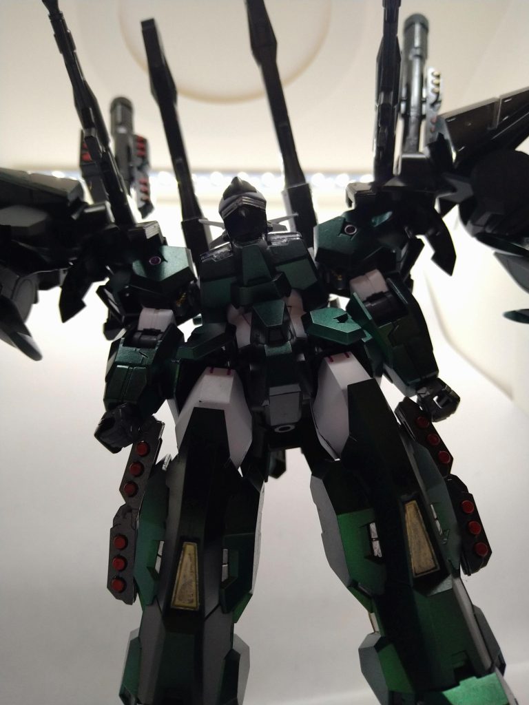 下から写真を撮るとすごくゴツい