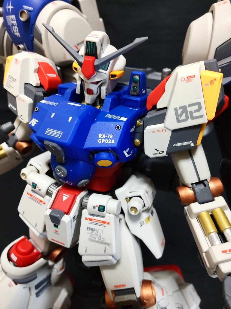 肩部は、ガンダム5号機のモノを加工して使用しています。この肩部、ポン付けできるかと思ったのですができず、加工に苦労しました。角張った形状がGP02に違和感なく馴染んでいると思うのですがどうでしょうか?