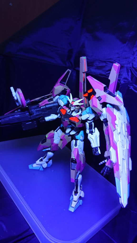 ブラックライトで発光