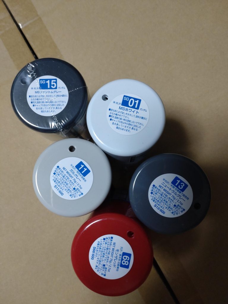 アンテナ等の黄色いパーツは一度、黒サフを吹いて白サフをしてからホワイトを乗せました