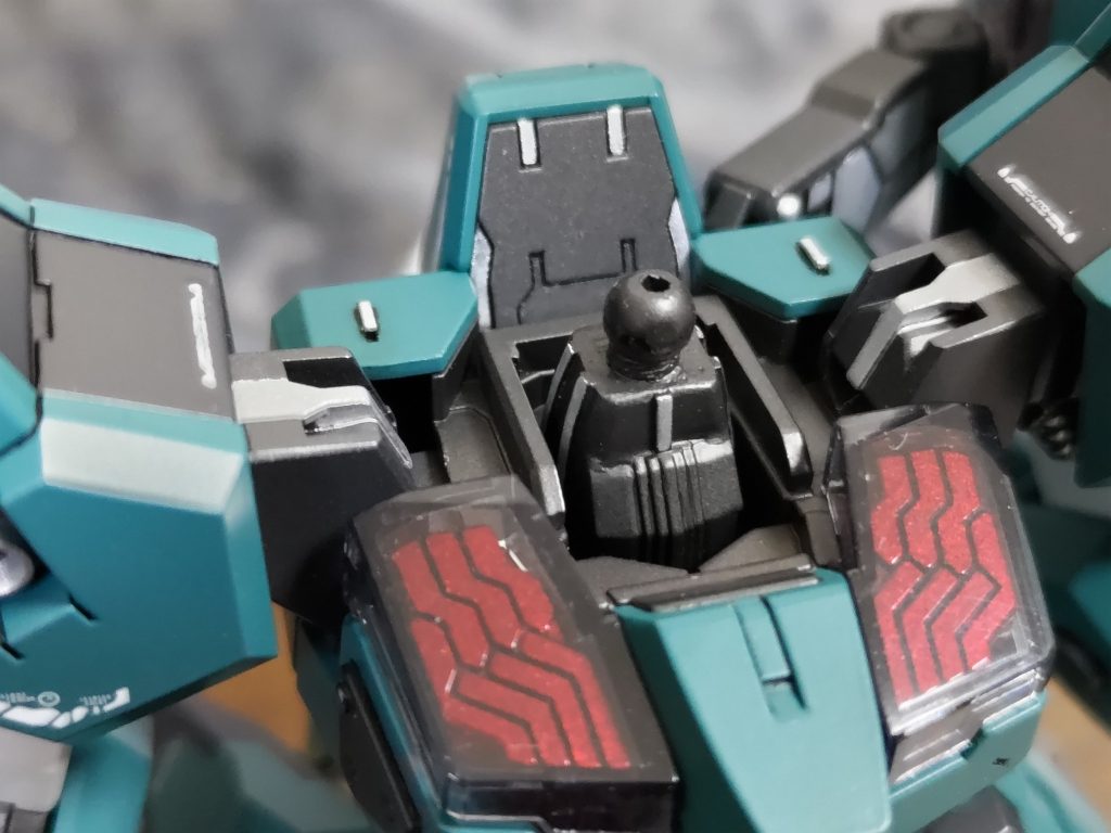 そのままだと首長に見えたので、簡単に襟を作ってます。