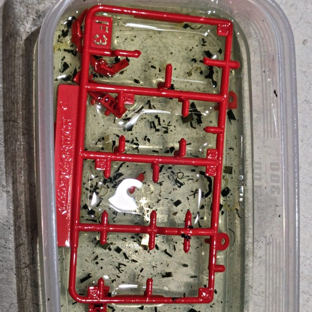 IPA(イソプロピルアルコール)でメッキ下のクリアー層(ウレタン系？)を落としました。メッキの下にクリアー層があり、そのクリアーがアクリル系の